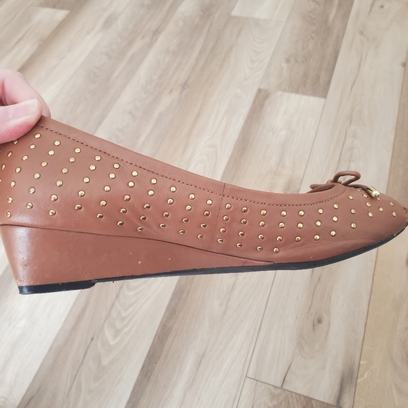 "me Too" tan leather peep-toe kitten wedges / low-heel shoes, size 8.5, GUC - Picture 4 of 10